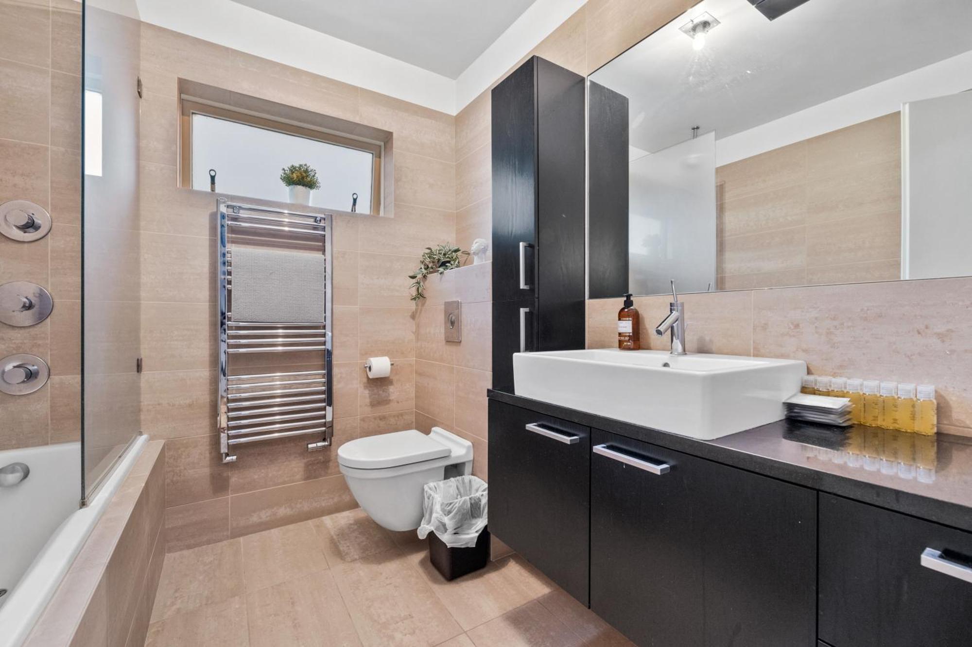 Penthouse Apt On The Shopping Street-Free Parking Рейкьявик Экстерьер фото